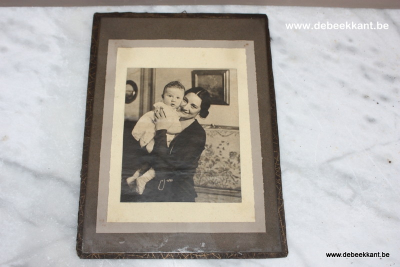 Oude foto van Koningin Astrid met kind